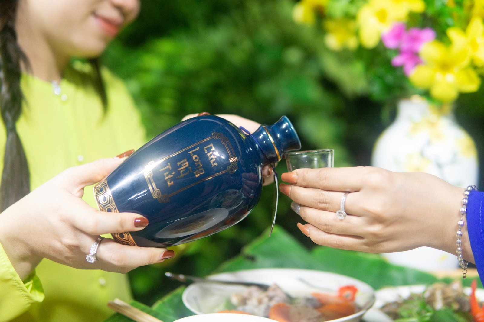 Sự khác biệt thú vị giữa văn hóa uống rượu đầu năm của Việt Nam và các quốc gia khác